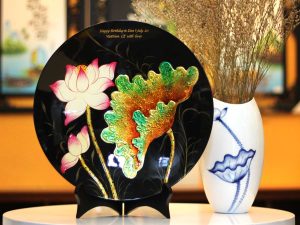 Tranh đĩa sơn mài hoa sen - quà tặng sinh nhật ý nghĩa