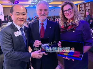 Chủ tịch BNI Việt Nam Hồ Quang Minh tặng quà cho Mr Ivan Misner và vợ.