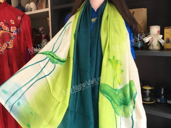 Khăn lụa tặng sếp nữ