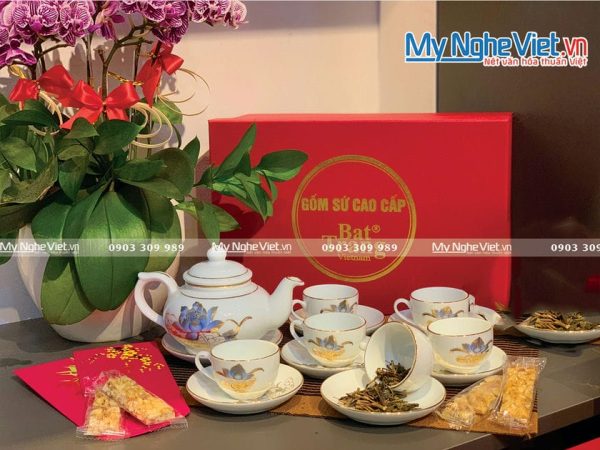 Bình trà Bát Tràng mỏ vịt chỉ vàng kim dán sen vàng kim 300ml