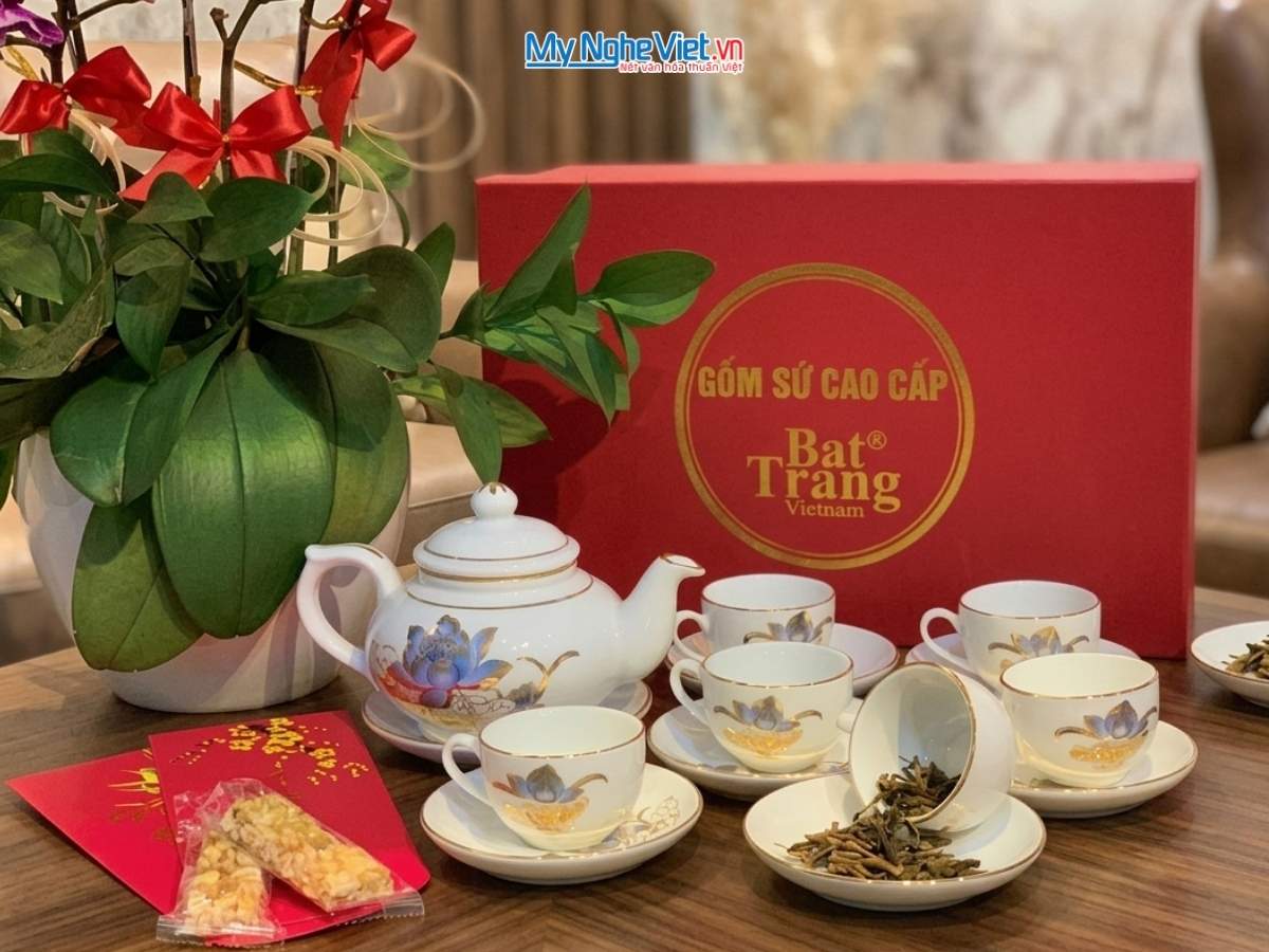 Bộ bình trà men trắng vẽ hoa sen vàng kim