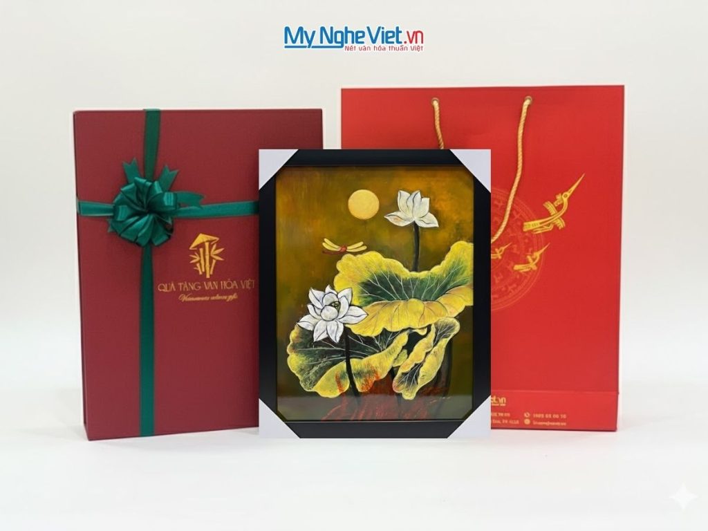 Tranh Sơn Mài Hoa Sen Nền Vàng