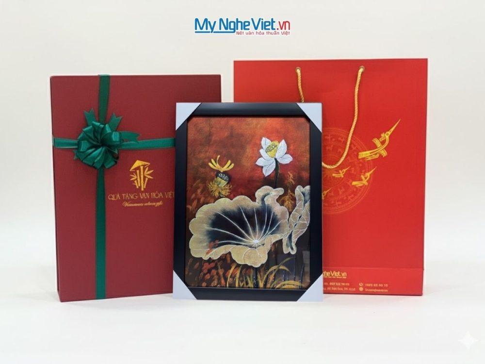 Tranh sơn mài hoa sen đắp nổi