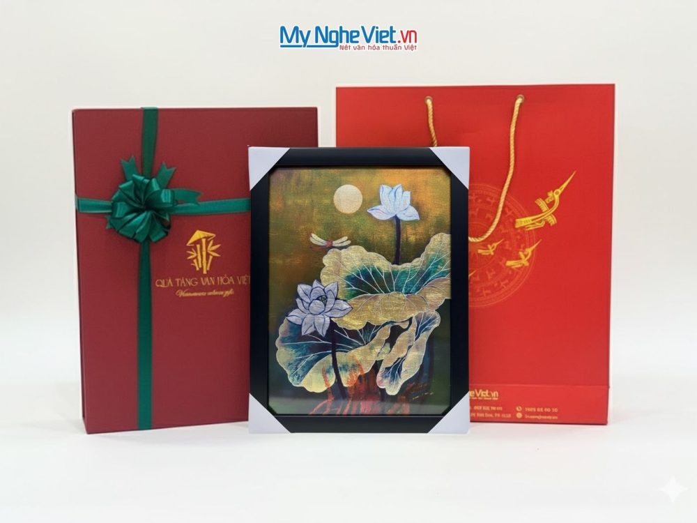 Tranh sơn mài hoa sen đắp nổi