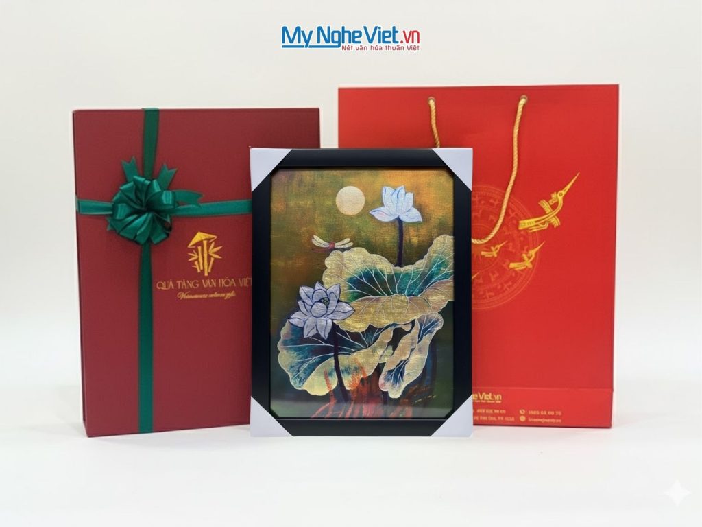 Tranh sơn mài hoa sen đắp nổi