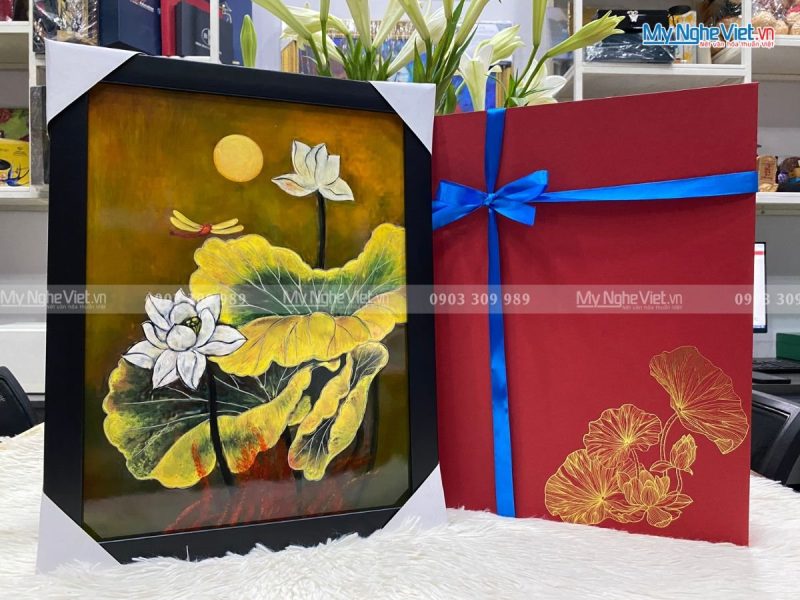 Tranh Sơn Mài Hoa Sen Nền Vàng