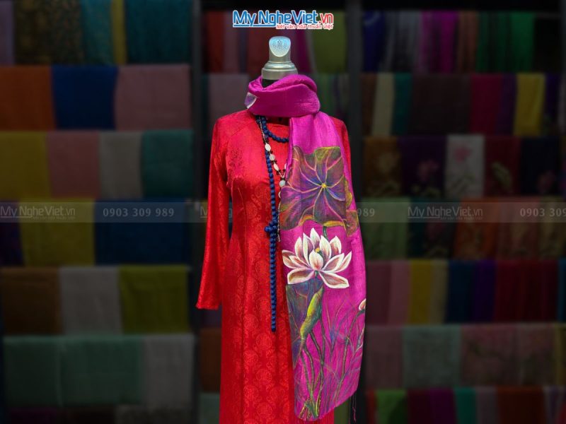 Khăn lụa đũi vẽ tay hoa sen nền hồng 65x176cm 100% silk KLTA617-1 - Ảnh 2