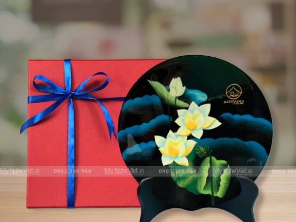 Tranh Đĩa Sơn Mài Hoa Sen Khắc Logo