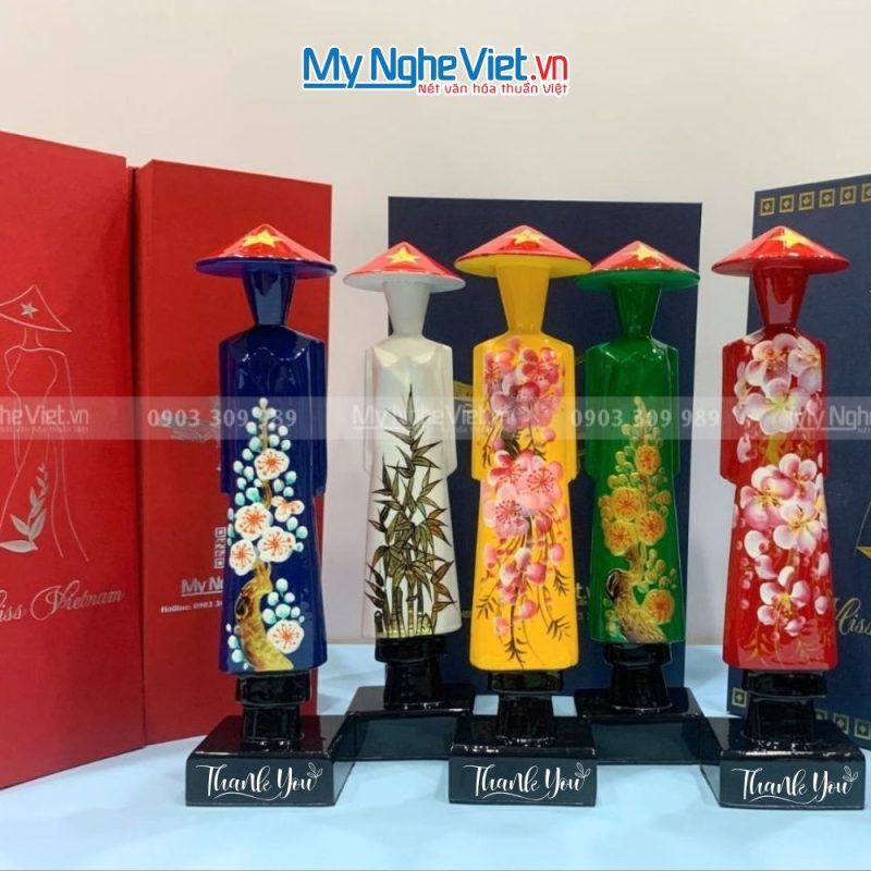 Cô Gái Miss Sơn Mài Khắc Logo