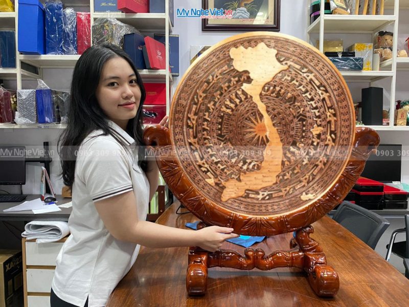 Mặt Trống Đồng Hoa Văn Nổi Có Đế Gỗ 60cm MNV-DD60/60 - Ảnh 4