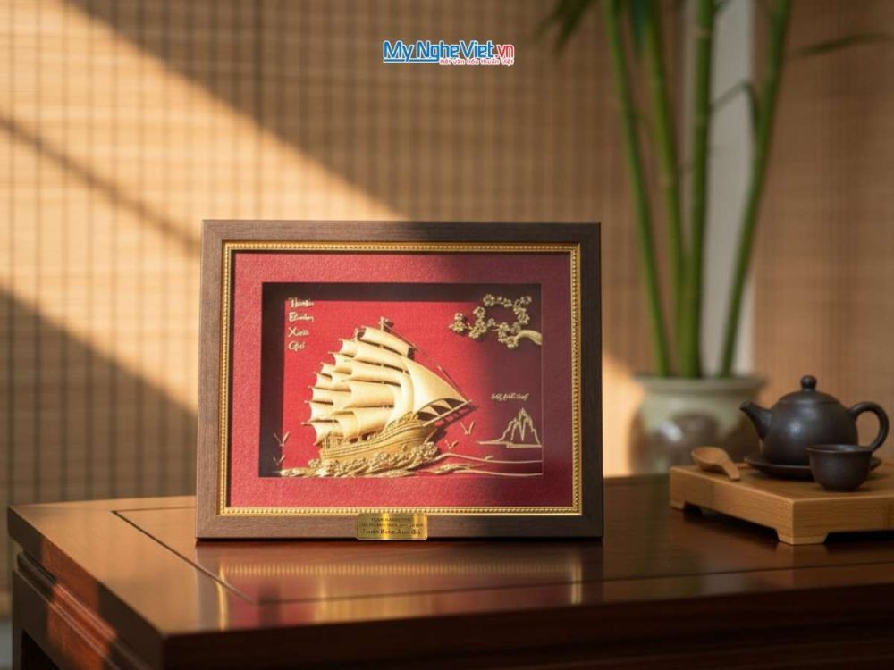 Tranh thuận buồm dát vàng để bàn 24k và Hộp xilot đỏ – MNVHD04.6
