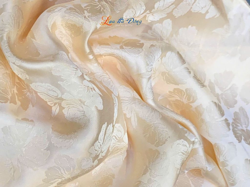 Khăn lụa vân cổ họa tiết lá cây màu kem
