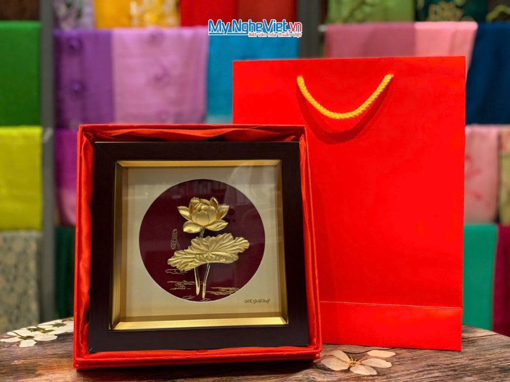 Tranh-hoa-sen-nen-do-dat-vang-24k