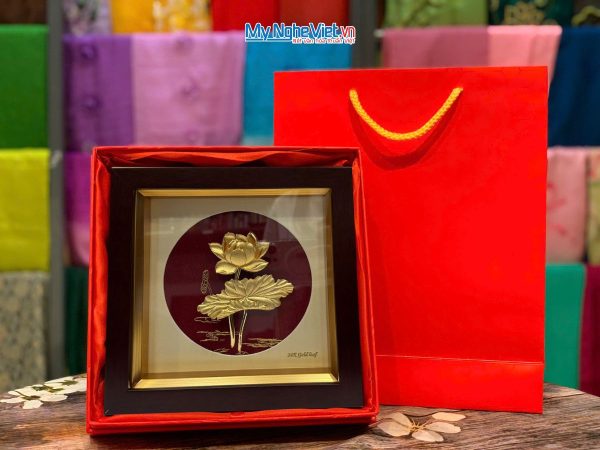Tranh-hoa-sen-nen-do-dat-vang-24k