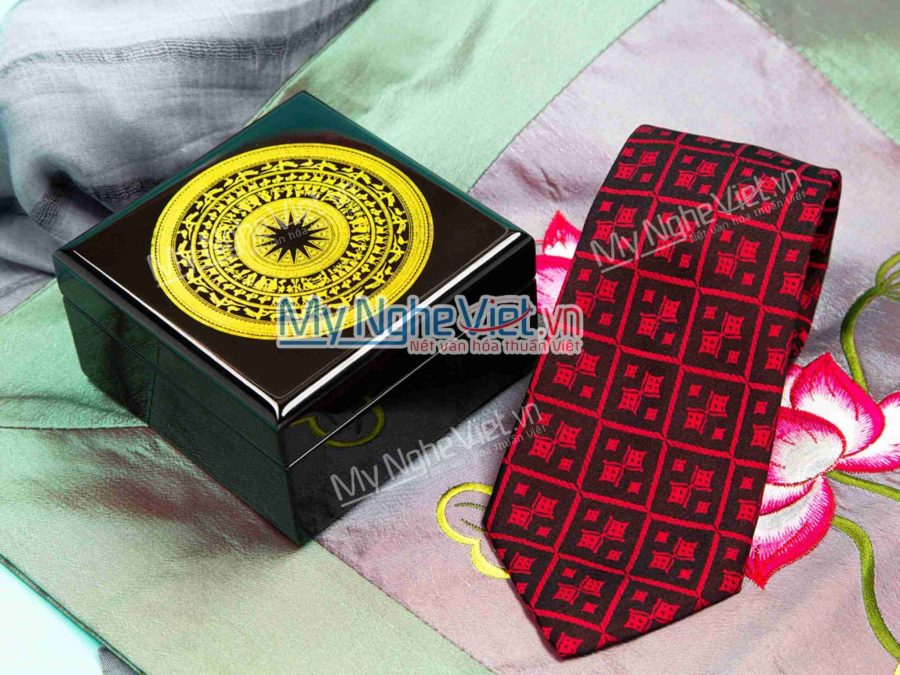 Combo hộp sơn mài + Caravat kẻ ô đỏ MNV-CBHSM07-09