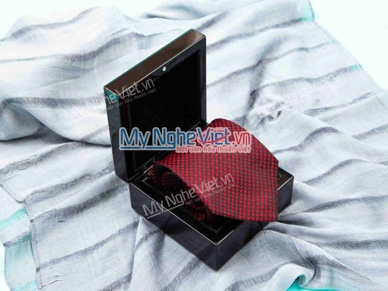 Combo hộp sơn mài +Caravat tứ giác nền đỏ MNV-CBHSM07-44 - Ảnh 3