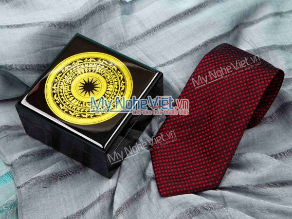 Combo hộp sơn mài +Caravat tứ giác nền đỏ MNV-CBHSM07-44