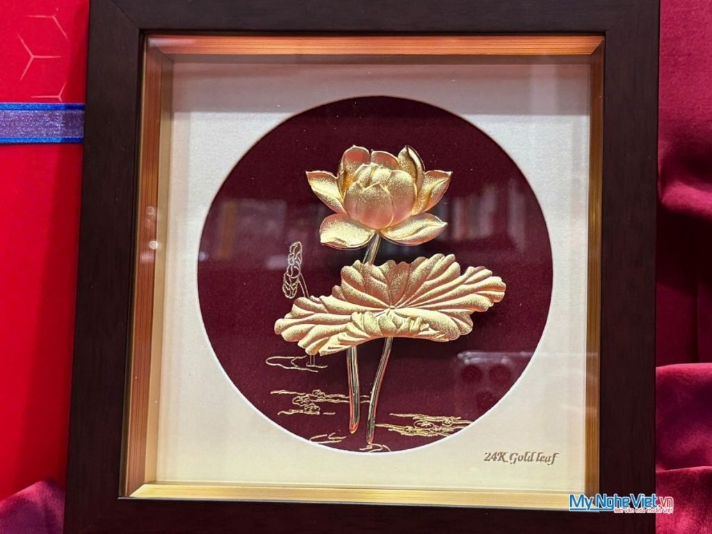 Tranh Đồng Hoa Sen Mạ Vàng 24K Nền Đỏ