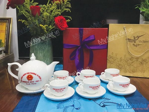Quà tặng đại hội cơ quan Bộ bình trà in logo