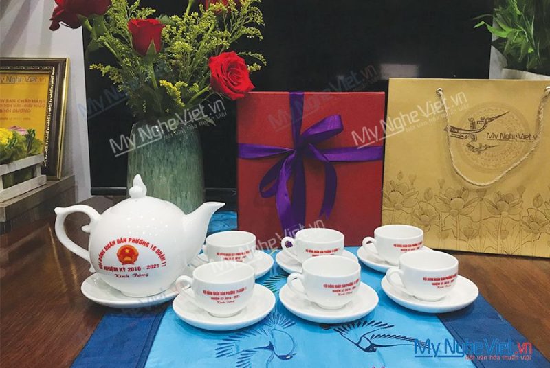 Quà tặng đại hội cơ quan Bộ bình trà in logo