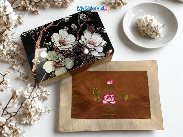 Hộp sơn mài cao cấp hoa phù dung và Bộ khăn trãi bàn