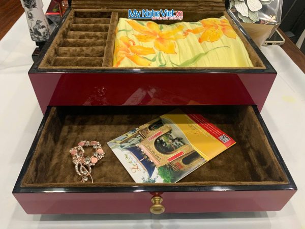 Hộp trang sức 2 tầng cẩn chuồn và Khăn lụa vẽ sen cao cấp