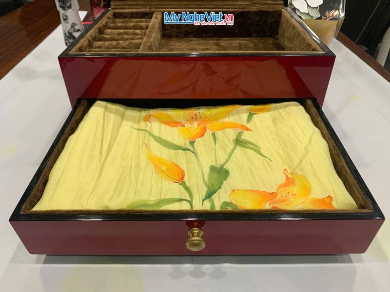 Hộp trang sức 2 tầng cẩn chuồn và Khăn lụa vẽ sen cao cấp