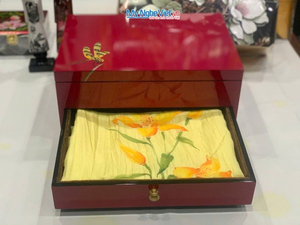 Hộp trang sức 2 tầng cẩn chuồn và Khăn lụa vẽ sen cao cấp