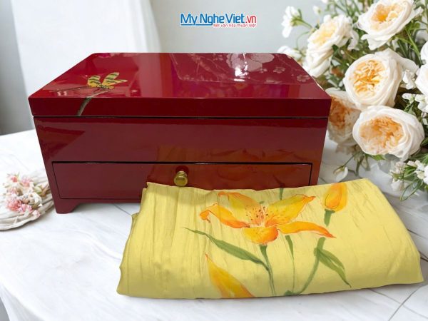 Hộp trang sức 2 tầng cẩn chuồn và Khăn lụa vẽ sen cao cấp
