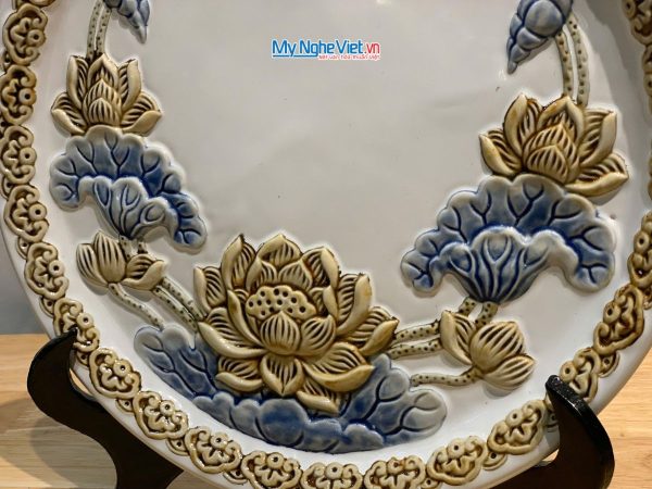 Tranh đĩa gốm Bát Tràng hoa sen trắng đắp nổi