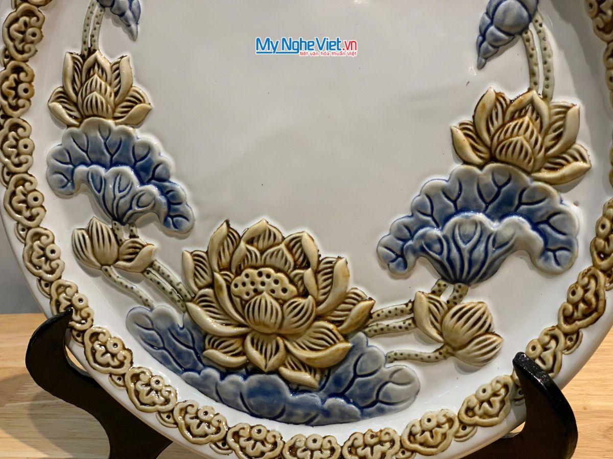 Tranh đĩa gốm Bát Tràng hoa sen trắng đắp nổi