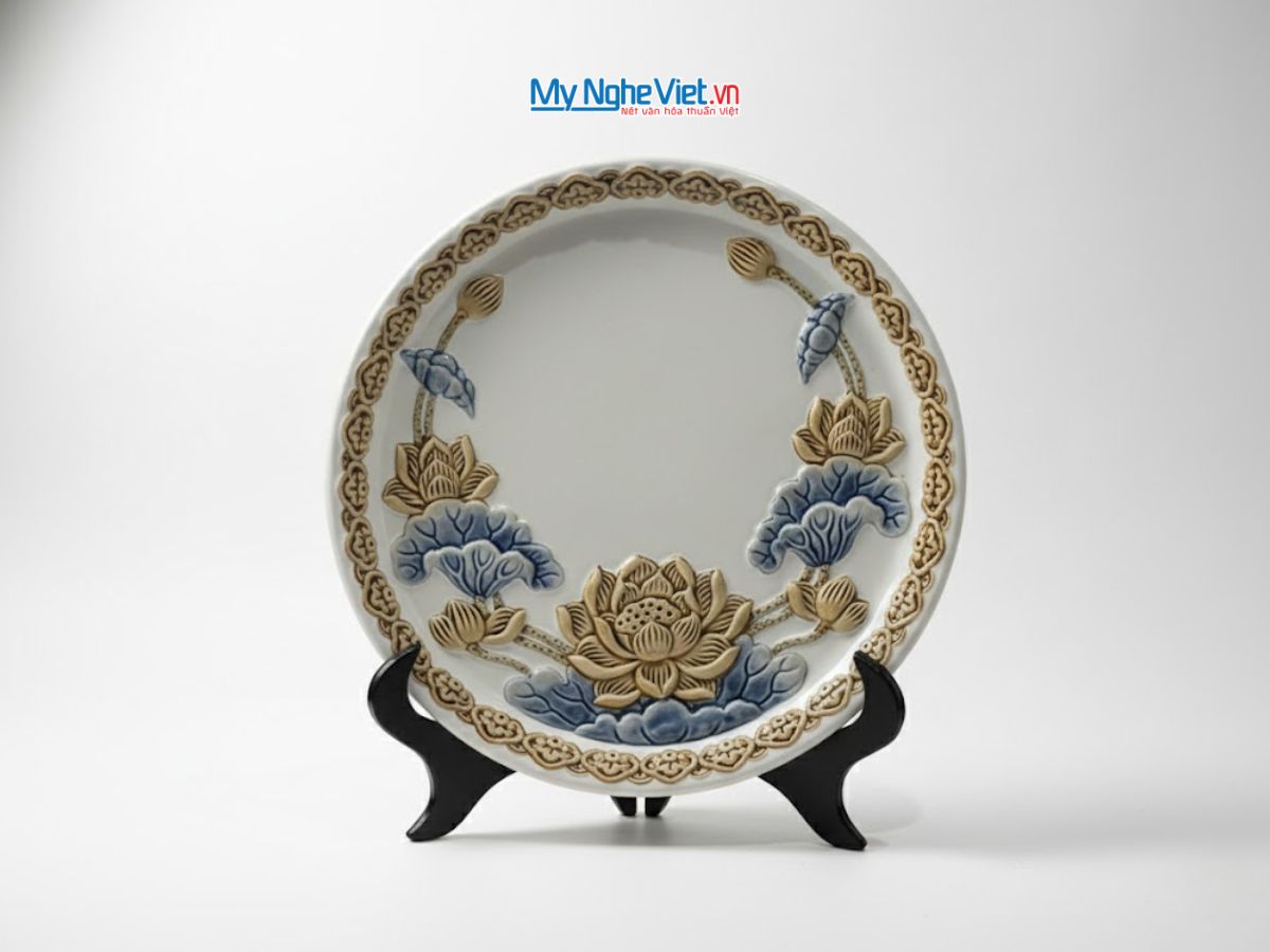 Tranh đĩa gốm Bát Tràng hoa sen trắng đắp nổi