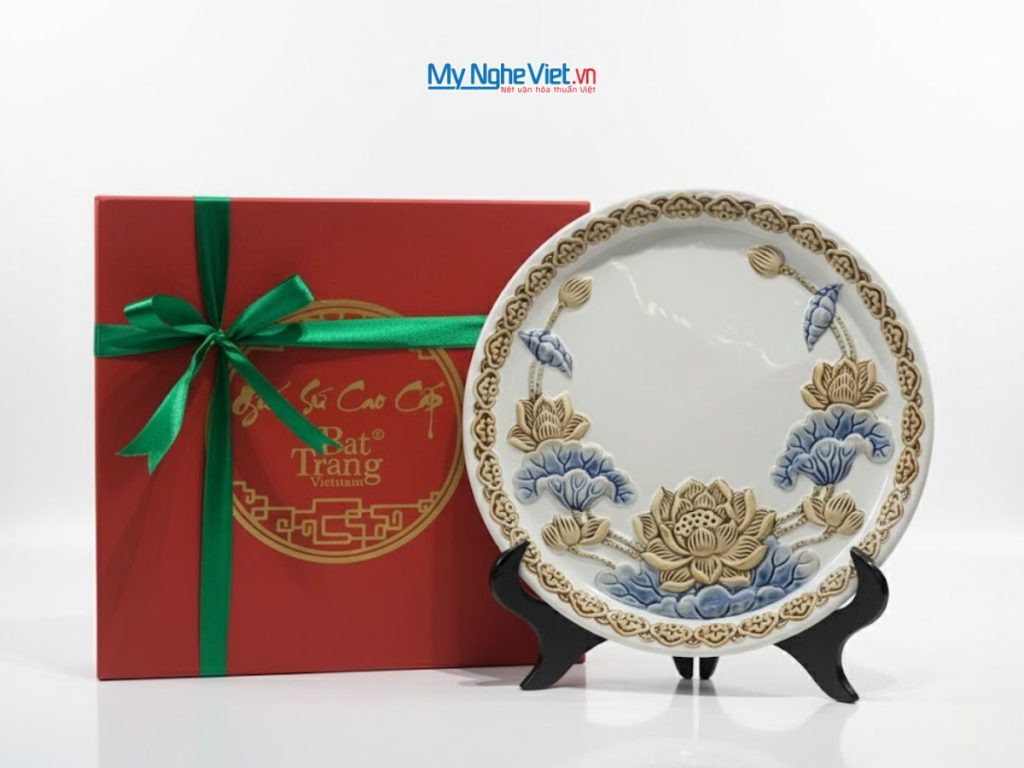Tranh đĩa gốm Bát Tràng hoa sen trắng đắp nổi