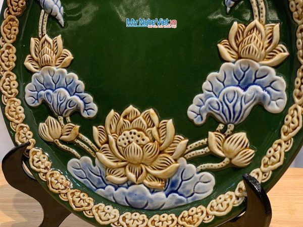 Tranh đĩa gốm Bát Tràng hoa sen xanh đắp nổi