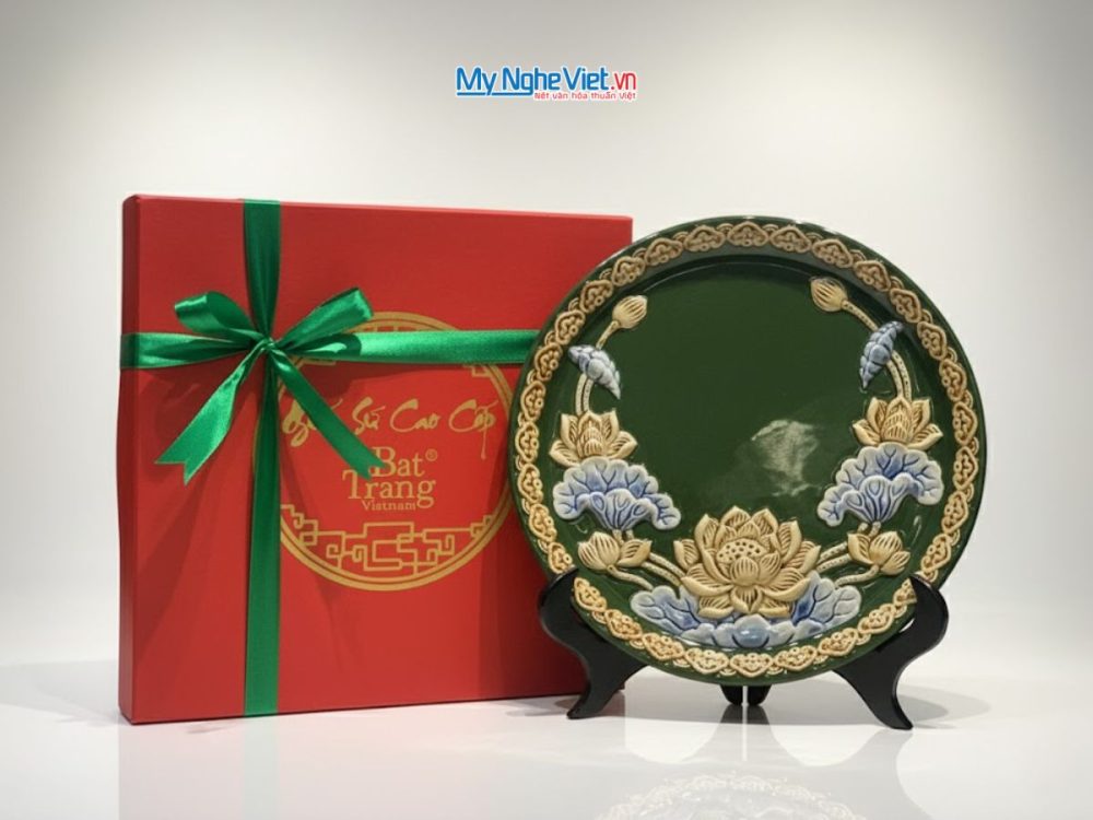 Tranh đĩa gốm Bát Tràng hoa sen xanh đắp nổi