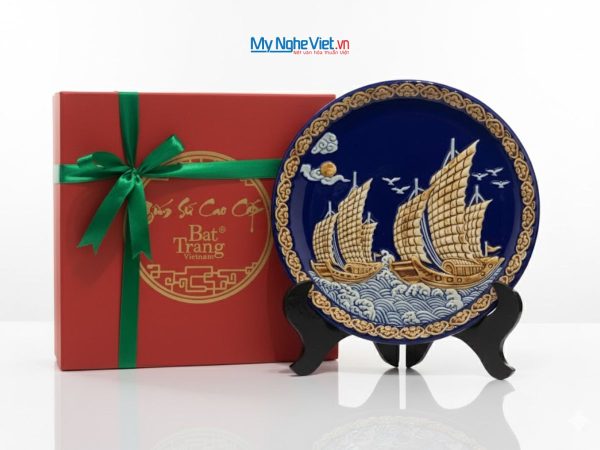 Tranh Đĩa Gốm Bát Tràng Thuận Buồm Xanh Coban Đắp Nổi