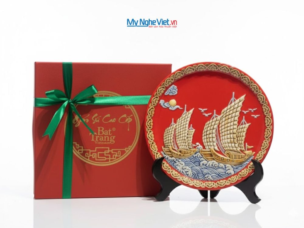Tranh Đĩa Gốm Bát Tràng Thuận Buồm Đỏ Đắp Nổi