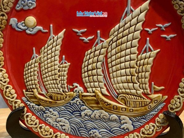 Tranh Đĩa Gốm Bát Tràng Thuận Buồm Đỏ Đắp Nổi