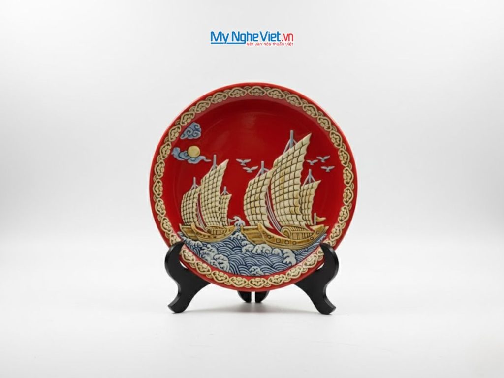 Tranh Đĩa Gốm Bát Tràng Thuận Buồm Đỏ Đắp Nổi