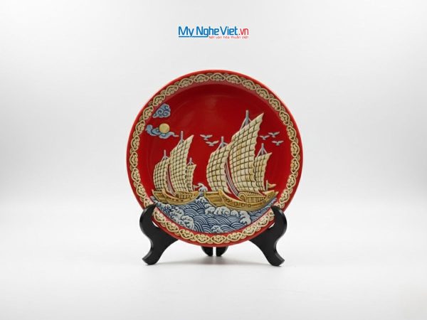 Tranh Đĩa Gốm Bát Tràng Thuận Buồm Đỏ Đắp Nổi
