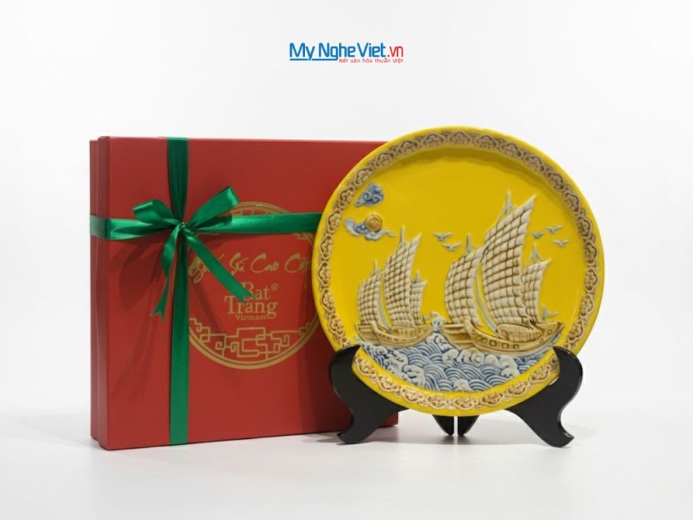 Tranh đĩa gốm sứ Thuận Buồm màu vàng
