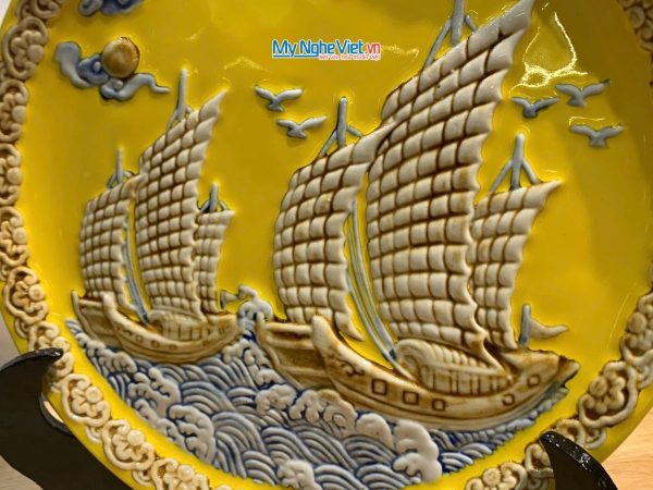 Tranh Đĩa Gốm Bát Tràng Thuận Buồm Vàng Đắp Nổi