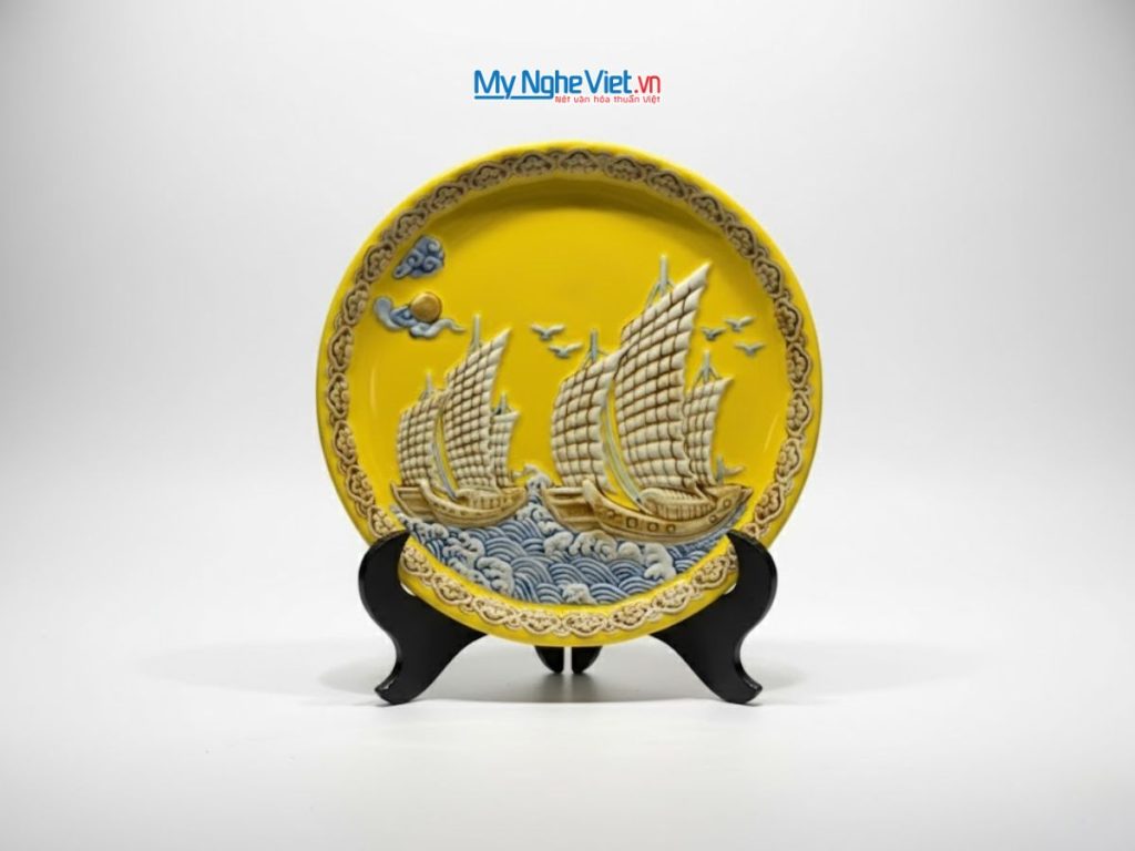 Tranh Đĩa Gốm Bát Tràng Thuận Buồm Vàng Đắp Nổi