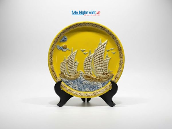 Tranh Đĩa Gốm Bát Tràng Thuận Buồm Vàng Đắp Nổi