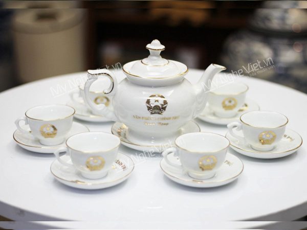Bộ bình trà men trắng viền chỉ vàng dáng Cát Tường In Logo