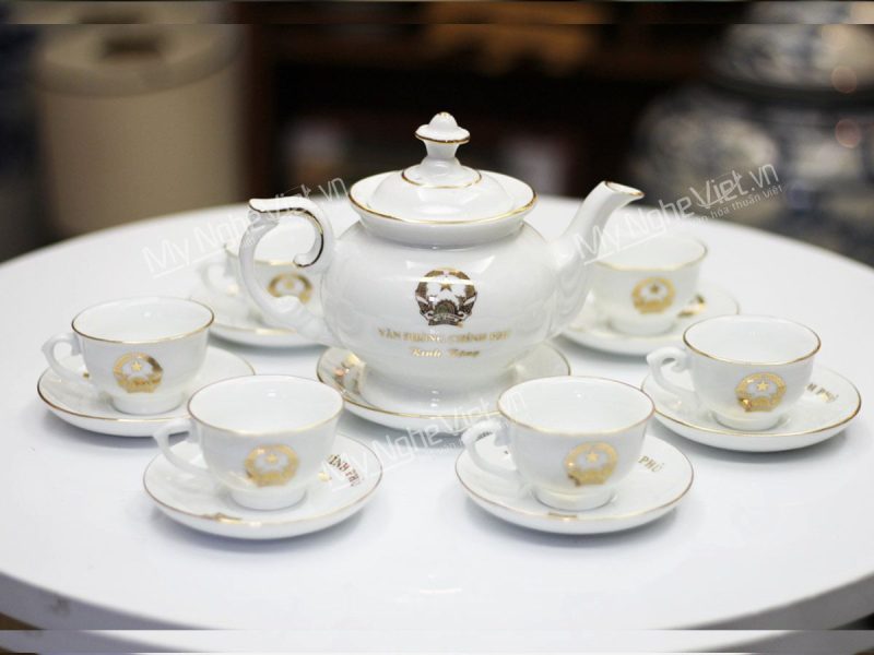 Bộ bình trà men trắng viền chỉ vàng dáng Cát Tường In Logo