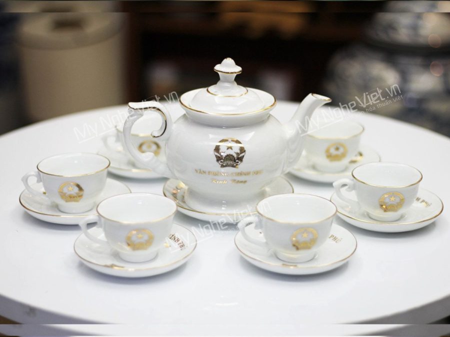 Bộ bình trà men trắng viền chỉ vàng dáng Cát Tường In Logo