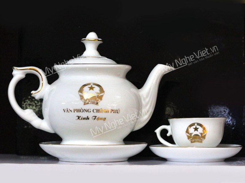 Bộ bình trà men trắng viền chỉ vàng dáng Cát Tường In Logo - Ảnh 5
