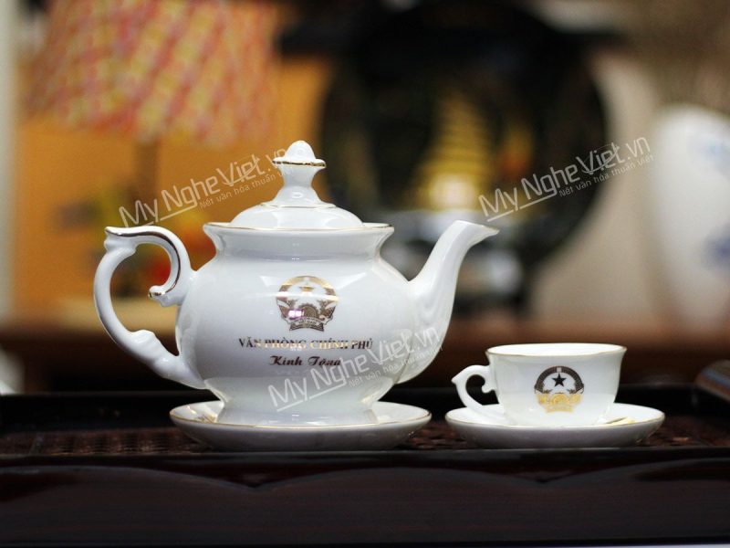 Bộ bình trà men trắng viền chỉ vàng dáng Cát Tường In Logo - Ảnh 4