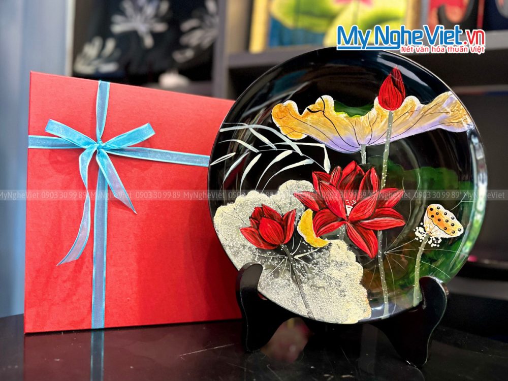 Tranh đĩa sơn mài hoa sen đắp nổi